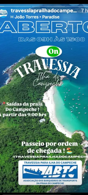 Vue aérienne d'une plage tropicale avec des bateaux dans une eau turquoise.