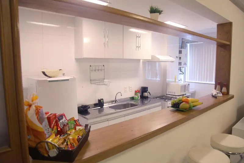 Une cuisine moderne avec un plan de travail en bois et des équipements électroménagers.