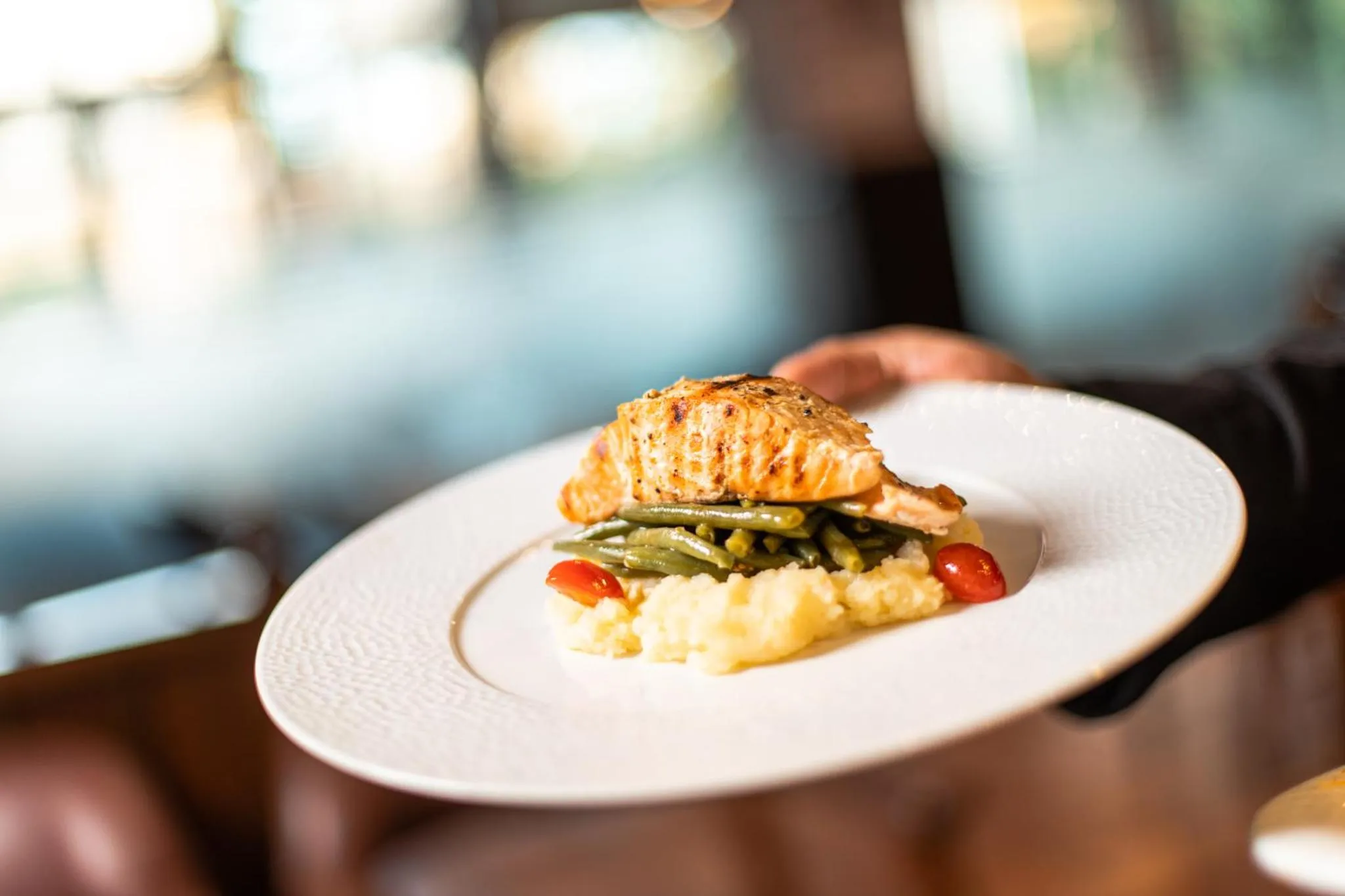 Un plat de poisson est présenté sur une assiette blanche.