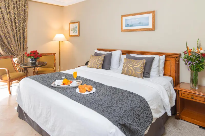 Une chambre d'hôtel avec un grand lit et une table de chevet.