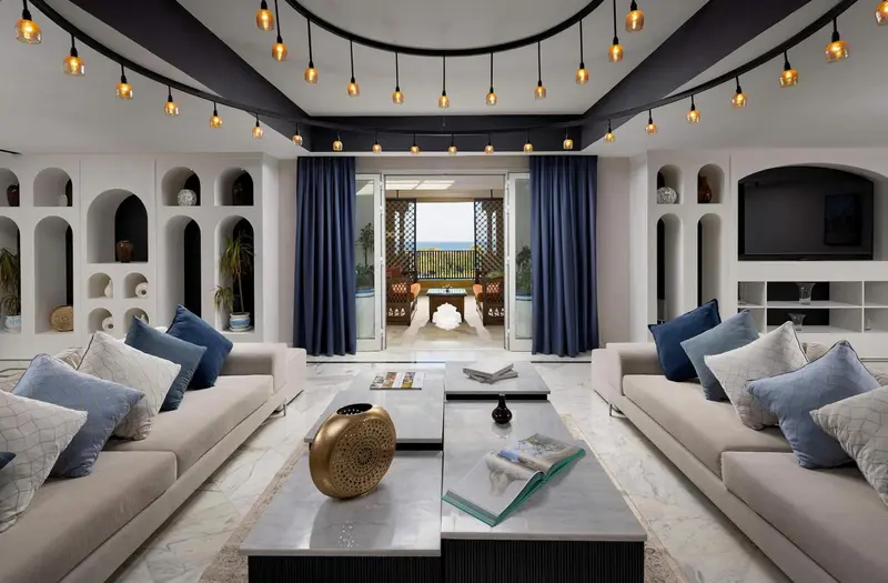 Un salon lumineux avec des canapés confortables et une vue sur l'extérieur.