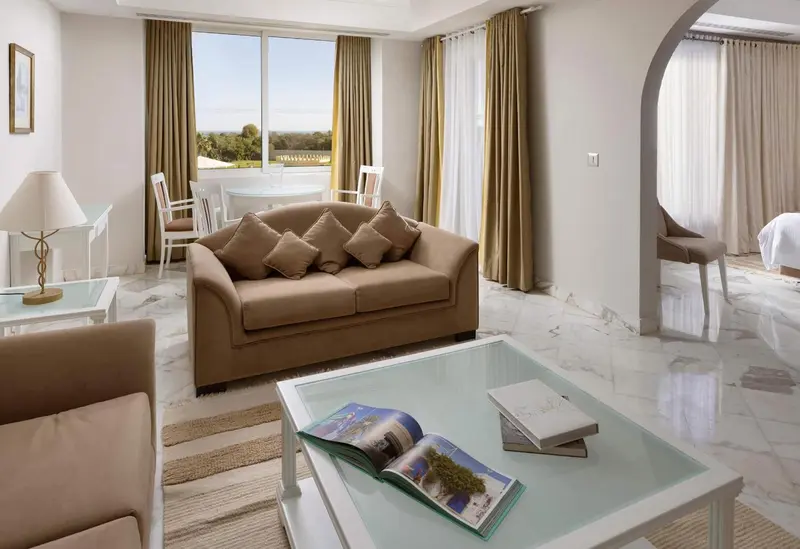 Espace de détente intérieur avec canapé et table basse.