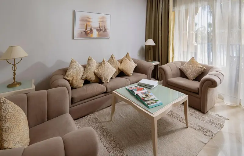 Un salon clair avec canapés et table basse.
