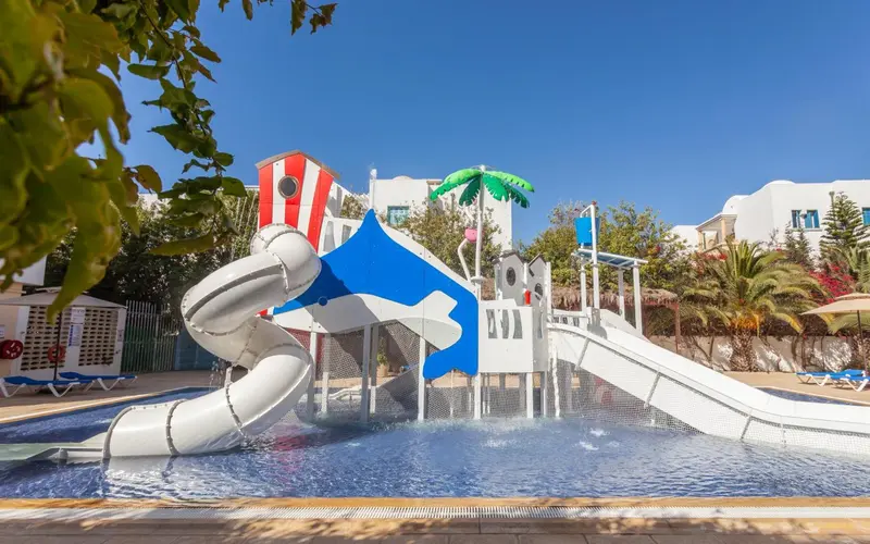Aire de jeux aquatique avec toboggans et structures colorées pour enfants.