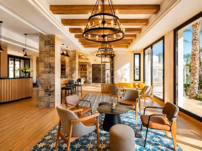 Un espace de détente intérieur avec des fauteuils et des tables basses.