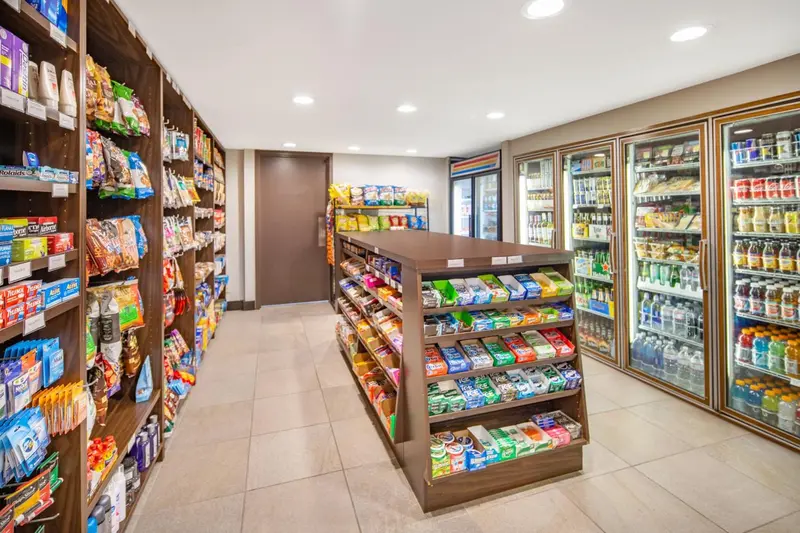 Rayonnages remplis de produits alimentaires et de boissons dans un espace de vente.