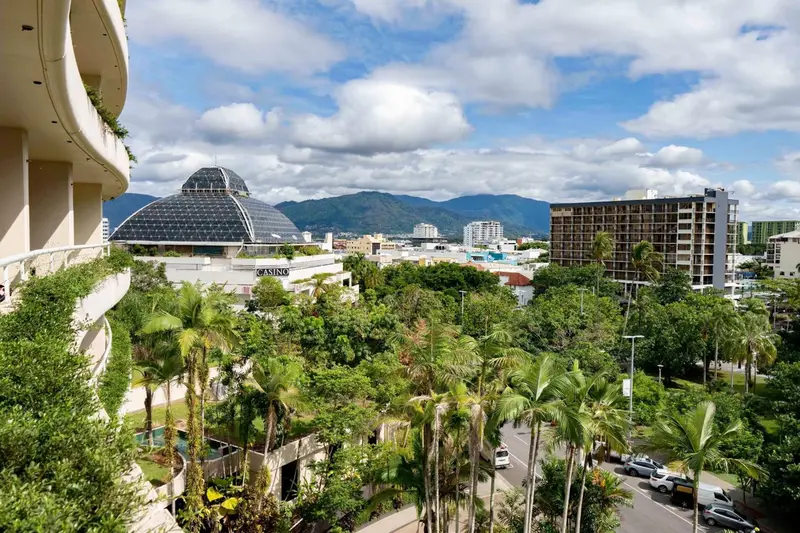 Vue aérienne sur une ville tropicale avec des bâtiments et une végétation luxuriante.