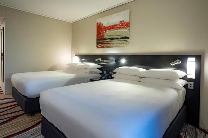 Une chambre d'hôtel avec deux lits simples et une décoration murale.