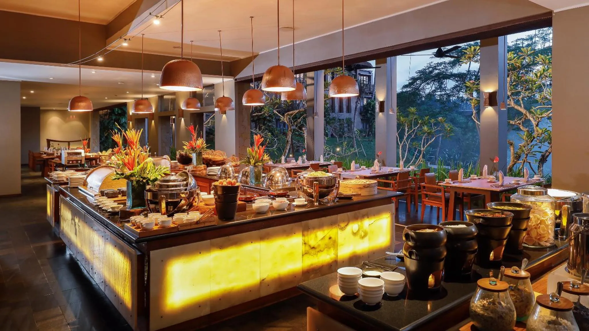Un buffet de nourriture est présenté dans une salle lumineuse et spacieuse.