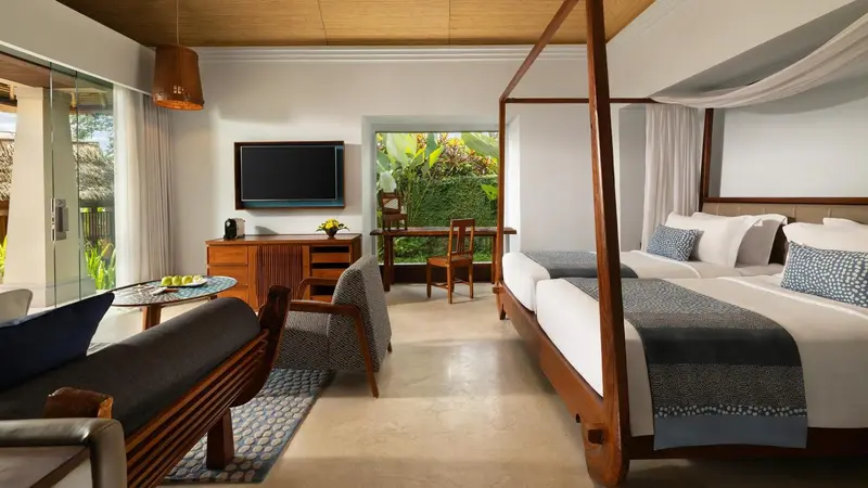 Une chambre lumineuse avec un lit double et un espace salon.