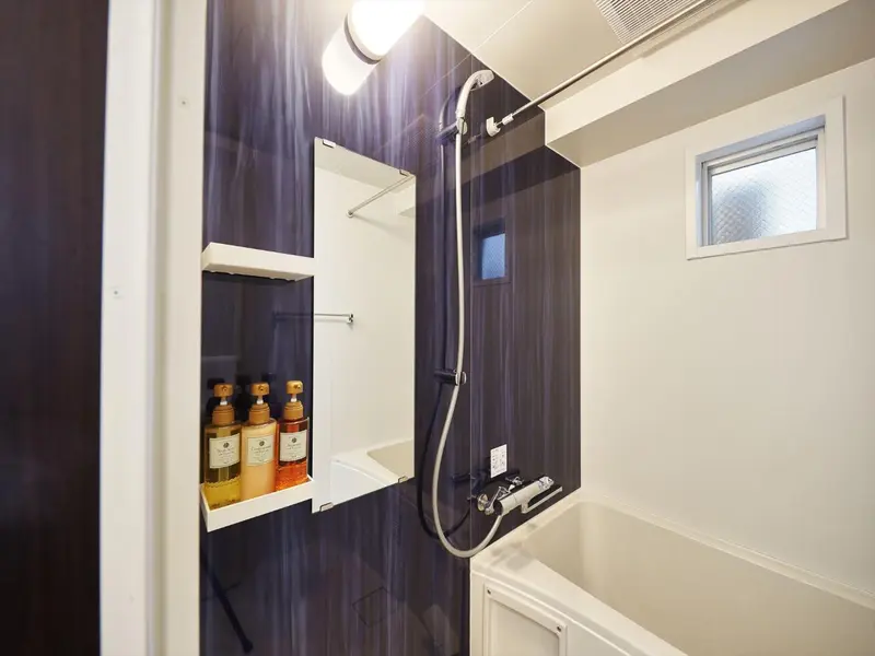 Une salle de bain moderne avec une baignoire et des produits de toilette.