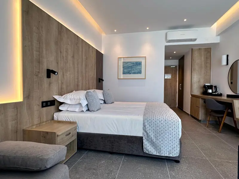 Une chambre moderne avec un grand lit et une décoration sobre.