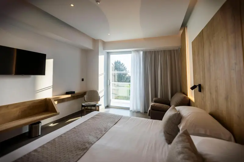 Chambre lumineuse avec un lit confortable et un coin salon.