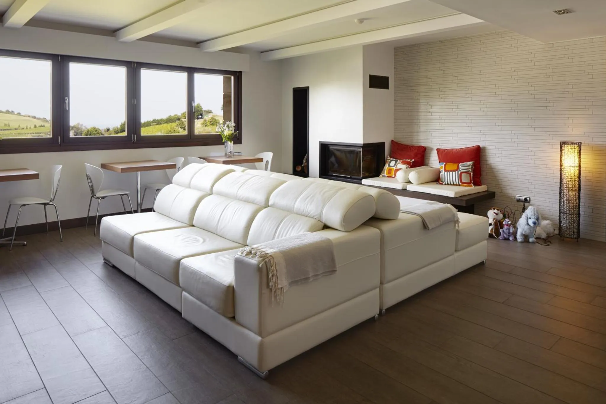 Espace de détente intérieur avec canapés et vue sur le paysage.