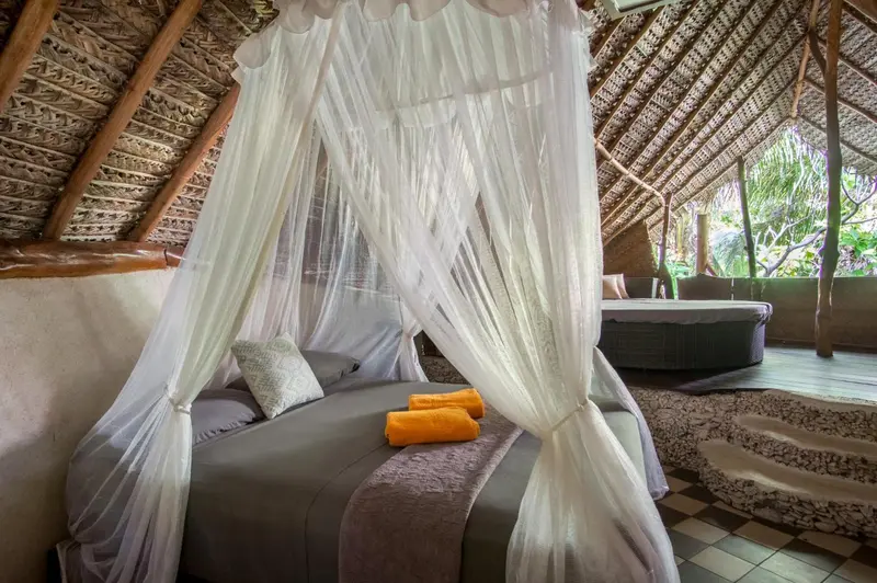 Une chambre à coucher avec un lit à baldaquin et une décoration soignée.