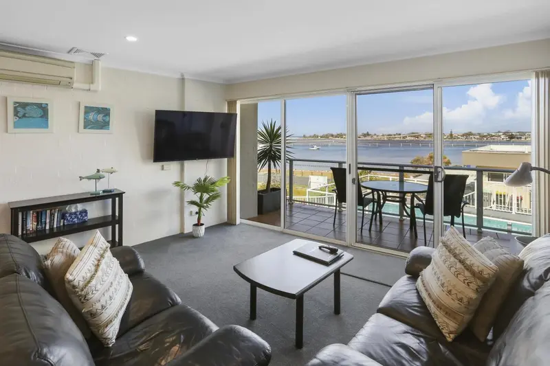 Un salon lumineux s'ouvre sur une terrasse avec vue sur la mer.