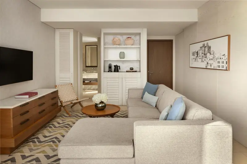 Espace de détente intérieur avec canapé et télévision.