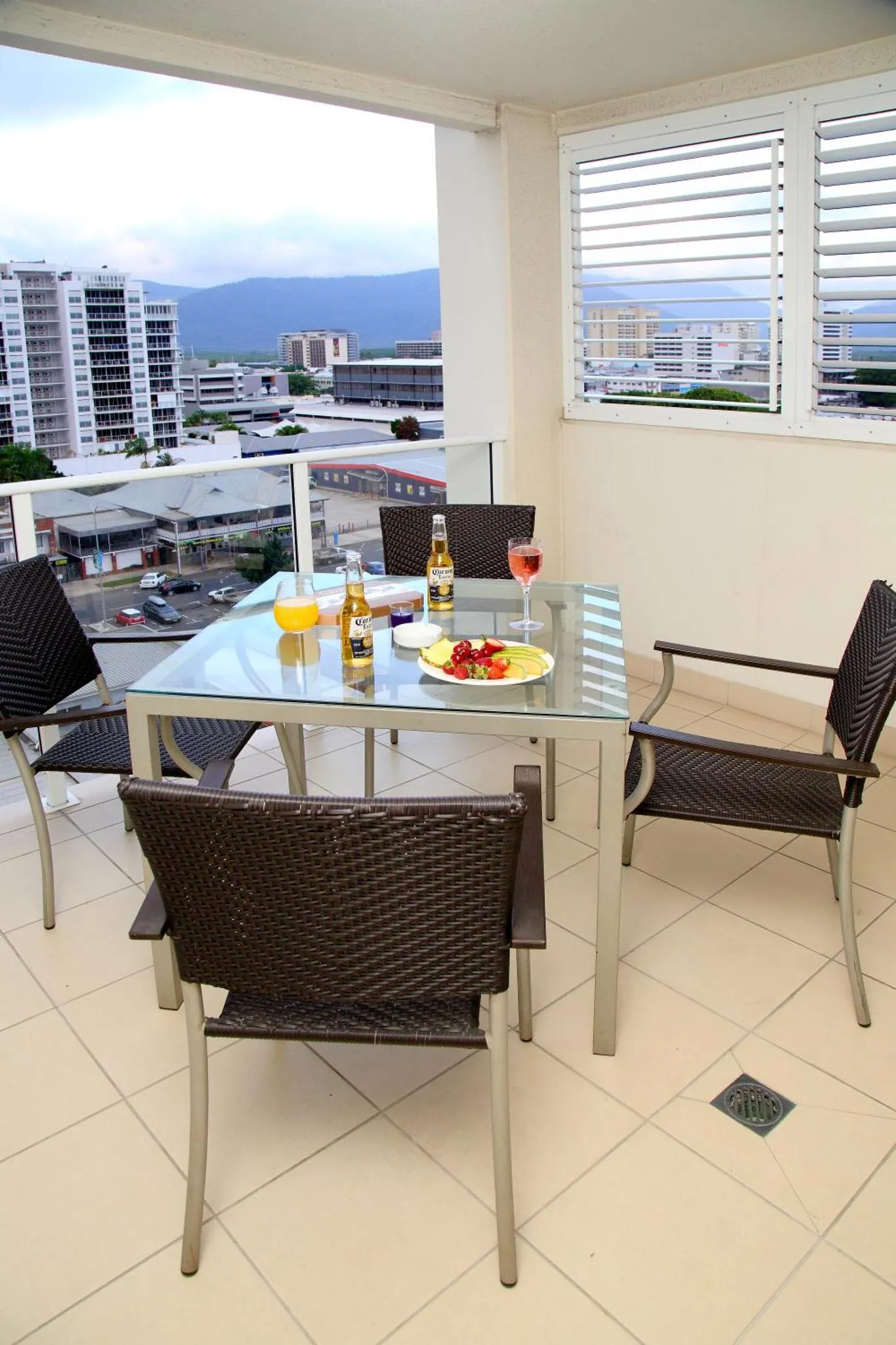 Une table avec des boissons et des collations est mise en scène sur une terrasse carrelée.