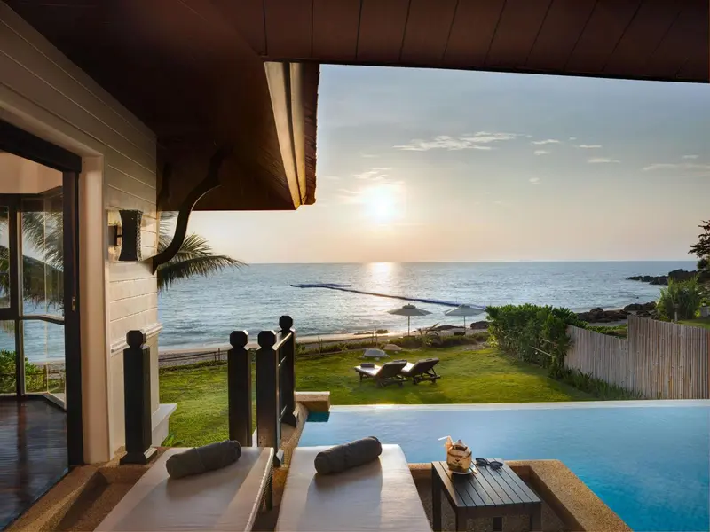 Vue sur la mer depuis une terrasse avec piscine.