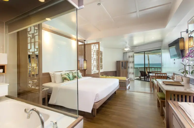 Une chambre lumineuse avec un grand lit et un accès à une terrasse.