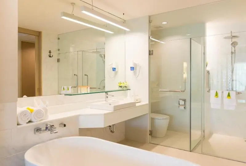 Une salle de bain lumineuse avec baignoire et douche à l'italienne.