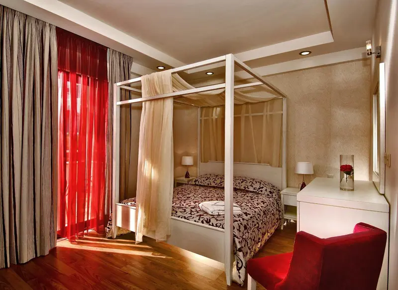Une chambre avec un lit à baldaquin et une décoration soignée.