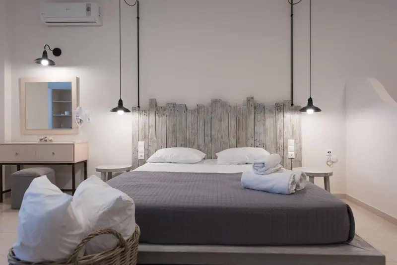 Une chambre à coucher lumineuse avec un grand lit et une décoration moderne.