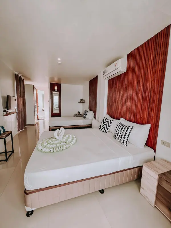 Une chambre lumineuse avec un grand lit et une décoration moderne.