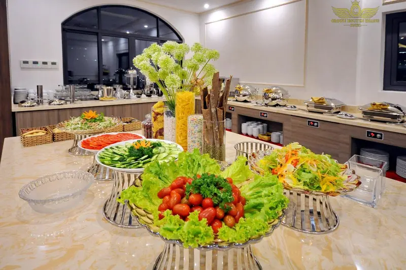 Un buffet propose une grande variété de salades et de plats préparés.