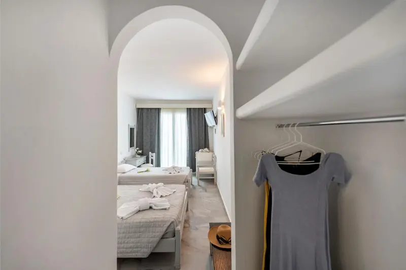 Une chambre lumineuse avec un lit et un espace rangement.