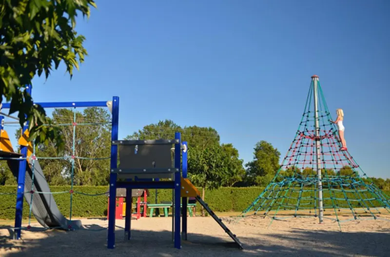 Structure de jeux colorée dans un parc ensoleillé.