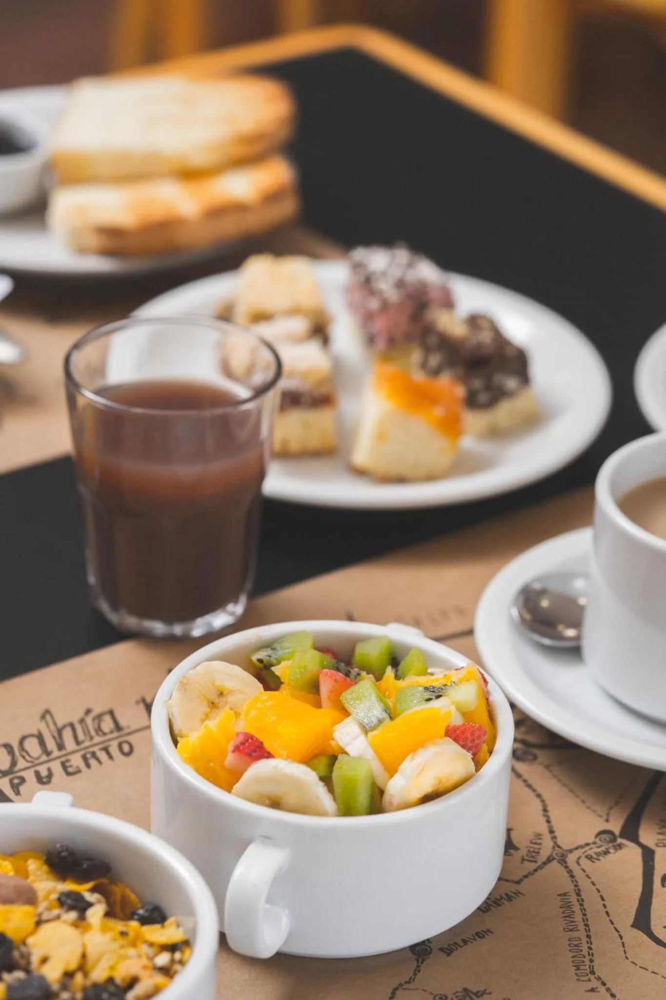 Assiette de fruits frais et boisson servie sur une table.