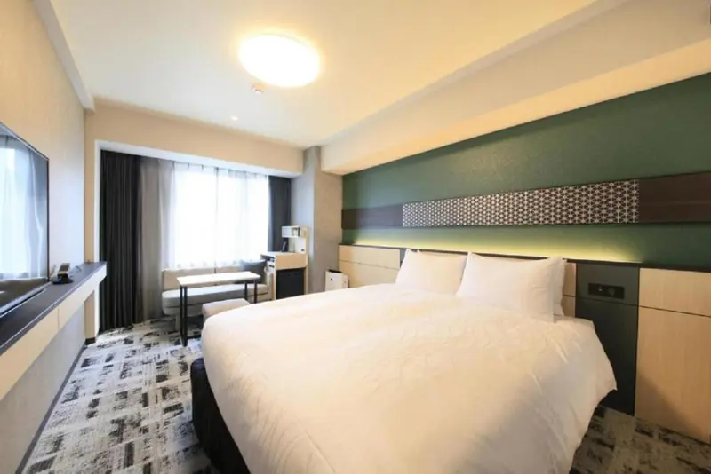 Une chambre d'hôtel moderne avec un grand lit et une fenêtre.