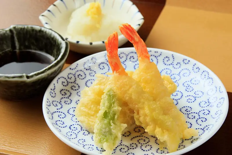 Assiette de tempura de crevettes et sauce.