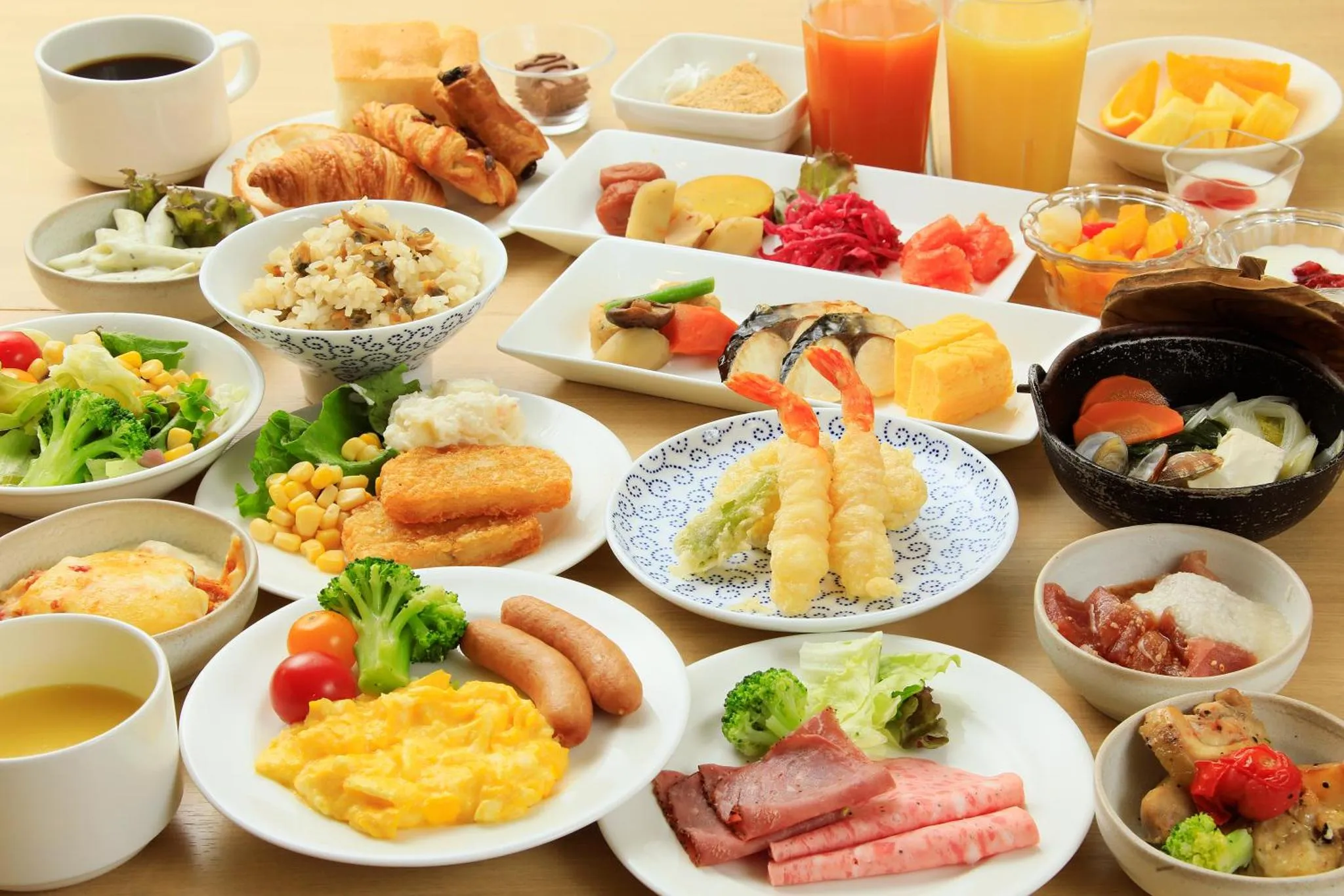 Un buffet propose une grande variété de plats pour le petit-déjeuner.