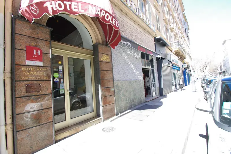 Façade d'un hôtel avec une entrée et une devanture marquée.