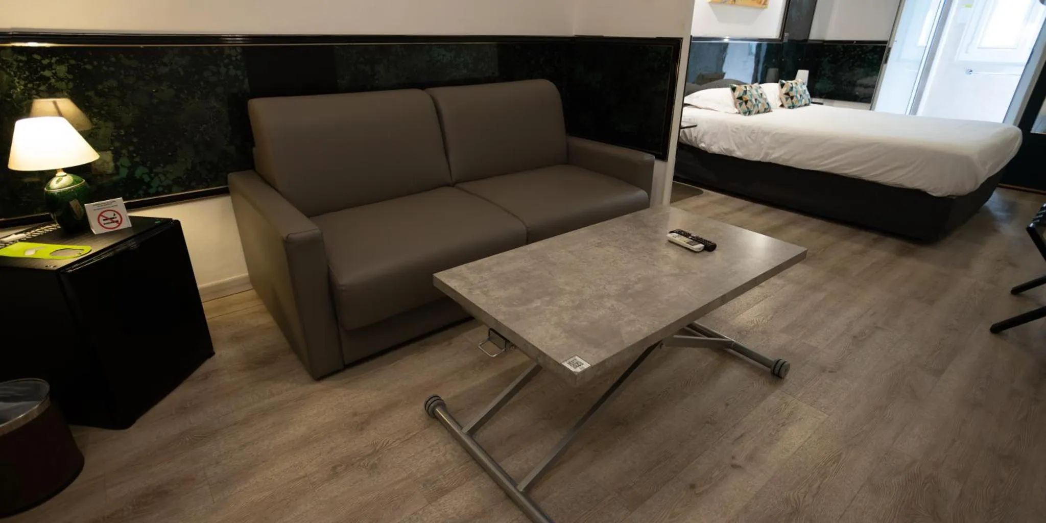 Espace de vie intérieur avec canapé, table basse et lit.