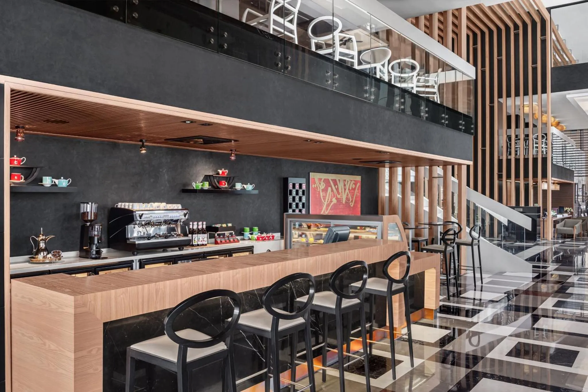 Un comptoir de bar moderne avec des tabourets et des boissons exposées.