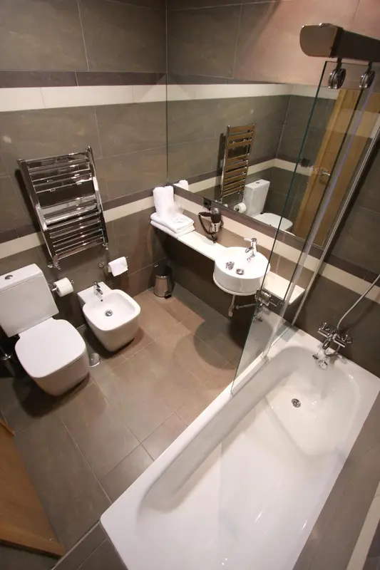 Une salle de bain moderne avec douche et baignoire.