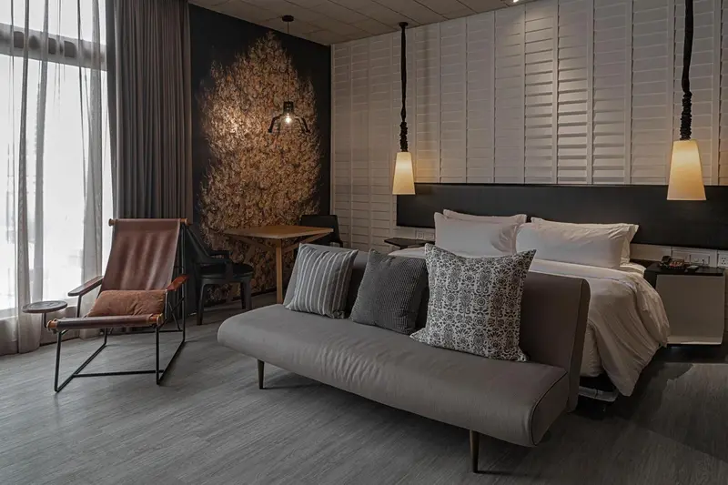 Une chambre avec un lit confortable et un coin salon.