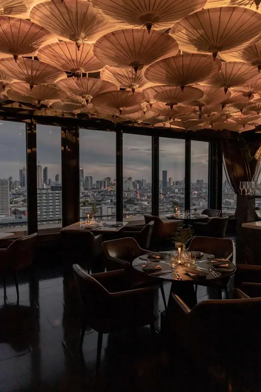 Une salle à manger élégante offre une vue panoramique sur la ville.