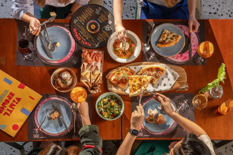 Une table vue d'en haut, chargée de divers plats et boissons.