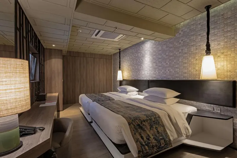Une chambre d'hôtel moderne avec un grand lit et une décoration sobre.