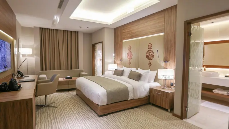 Une chambre d'hôtel moderne avec un grand lit et un coin salon.