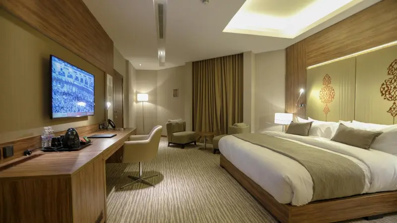 Une chambre lumineuse avec un grand lit et un espace détente.
