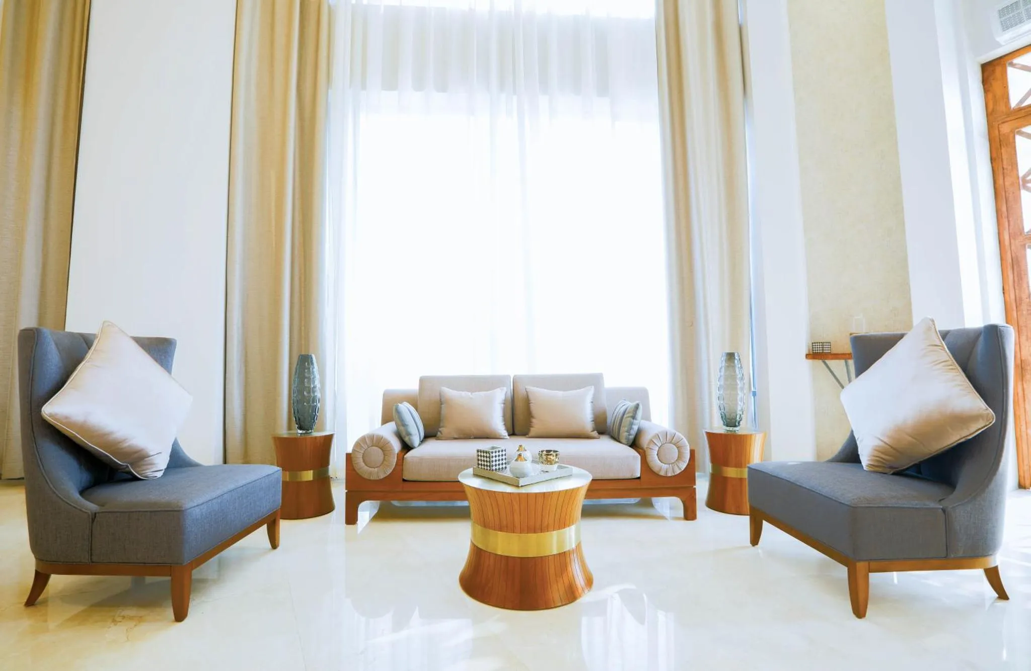 Un espace de détente intérieur avec canapés et fauteuils.