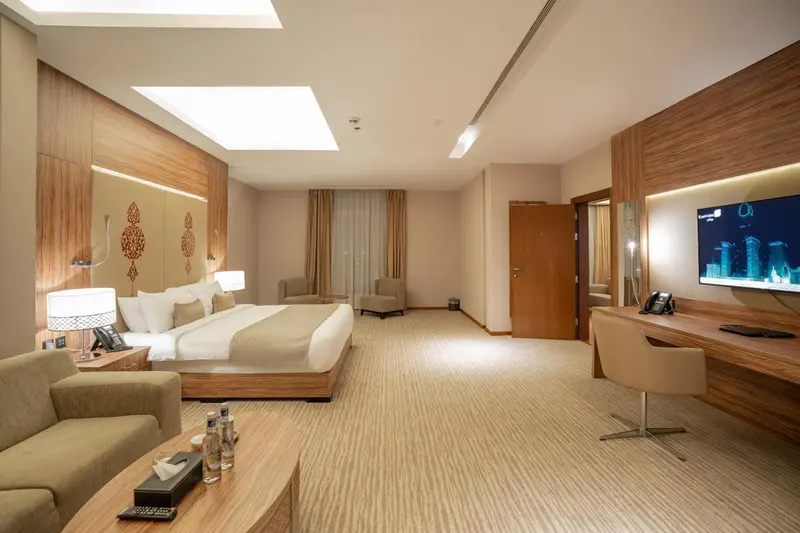 Une chambre spacieuse avec un lit king-size et un coin salon.