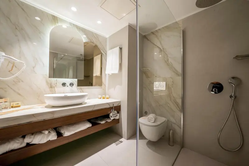 Une salle de bain moderne avec douche à l'italienne et vasque sur meuble.