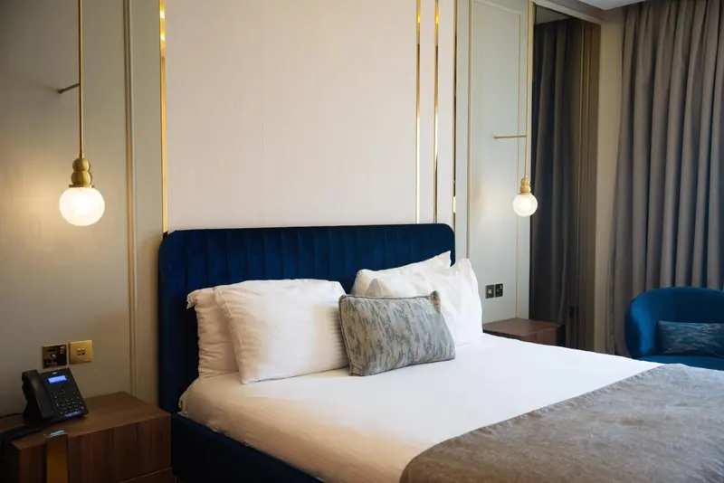 Un lit confortable avec des oreillers moelleux dans une chambre décorée avec goût.