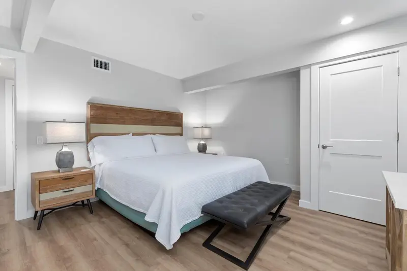 Une chambre lumineuse avec un grand lit et une décoration sobre.